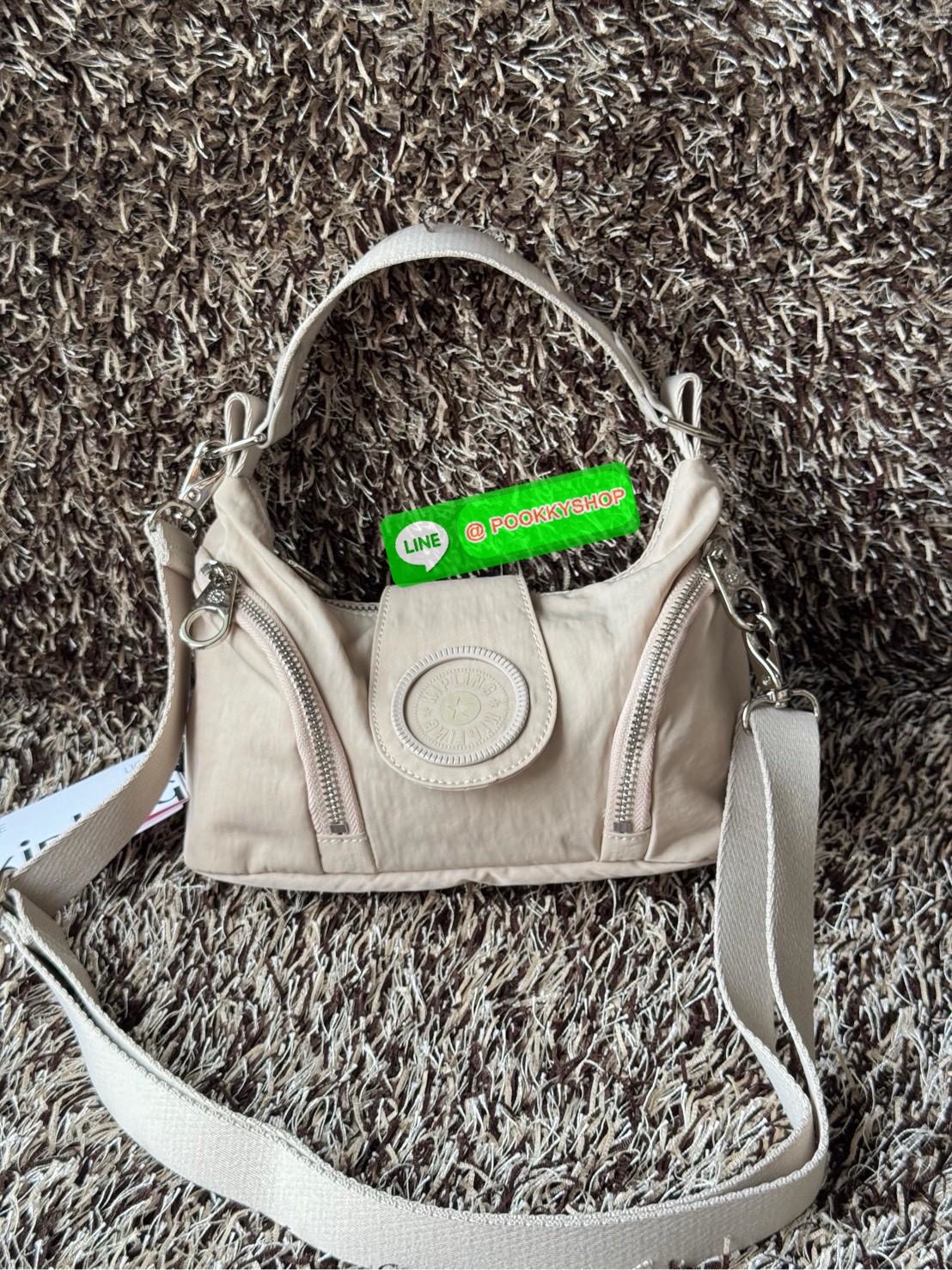 Kipling Syro Shoulder bag กระเป๋าในสไตล์มินิมอล แต่สามารถใส่สิ่งของได้ครบครัน มีทั้งช่องซิปภายในและนอก น้ำหนักเบา มีสายสะพายครอสบอดี้ได้