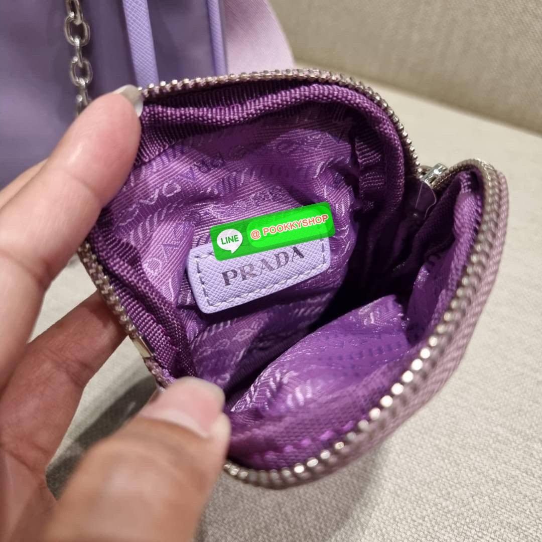 PRADA RE-EDITION 2005 RE-NYLON SHOULDER BAG ไอเท็มสุดปัง ที่ฮิตตลอดกาลไม่ว่าจะปีไหนๆ จัดให้ครบทั้งสีขายดีและสีใหม่ล่าสุด ที่สายคุณหนูห้ามพลาด!! กับกระเป๋าสะพายทรงคลาสสิค เหมาะเป็น everyday bag มากๆ วัสดุผ้าไนล่อนคุณภาพ พร้อมใบลูก ไว้ใส่เหรียญ ใส่กุญแจได้ส