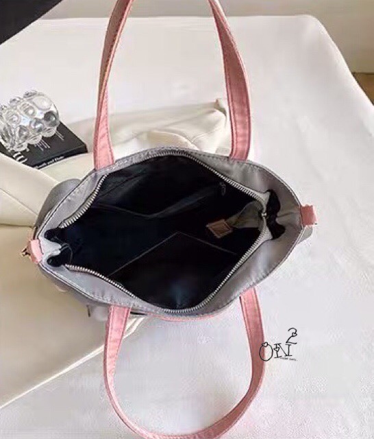 กระเป๋าสะพายข้าง brand anya วัสดุตัวกระเป๋าทำจากผ้ากันน้ำอย่างดีสีดำ ด้านหน้าส่วนลายเป็นหนังเย็บติด กระเป๋าเป็นปากซิป ด้านหน้ามีกระเป๋าเปิดออกมาเป็นสีแดงนะคะ มาพร้อมสายยาวทำจากผ้าไนล่อนอย่างหนาสีดำ สามารถปรับระดับได้