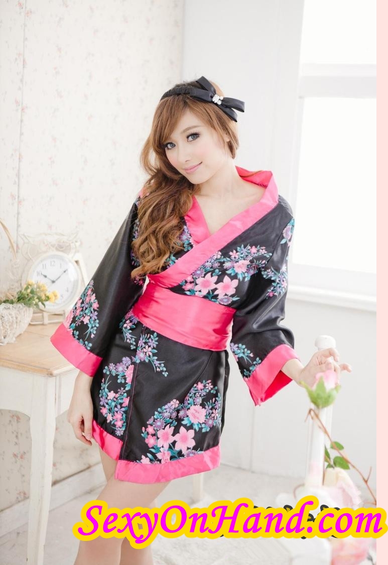ชุดยูกาตะ กิโมโน เสื้อคลุมญี่ปุ่น ชุดแฟนซี กิโมโนสั้น กิโมโนเซ็กซี่ พื้นดำ ลายดอกชมพู แซมม่วงและเขียว แต่งขอบแถบชมพูเข้ม พร้อมโบว์สำเร็จและสายคาด สีชมพูเข้ม พร้อมสายคาดเอวสีชมพู ติดโบว์ สวยน่ารักมากๆค่ะ