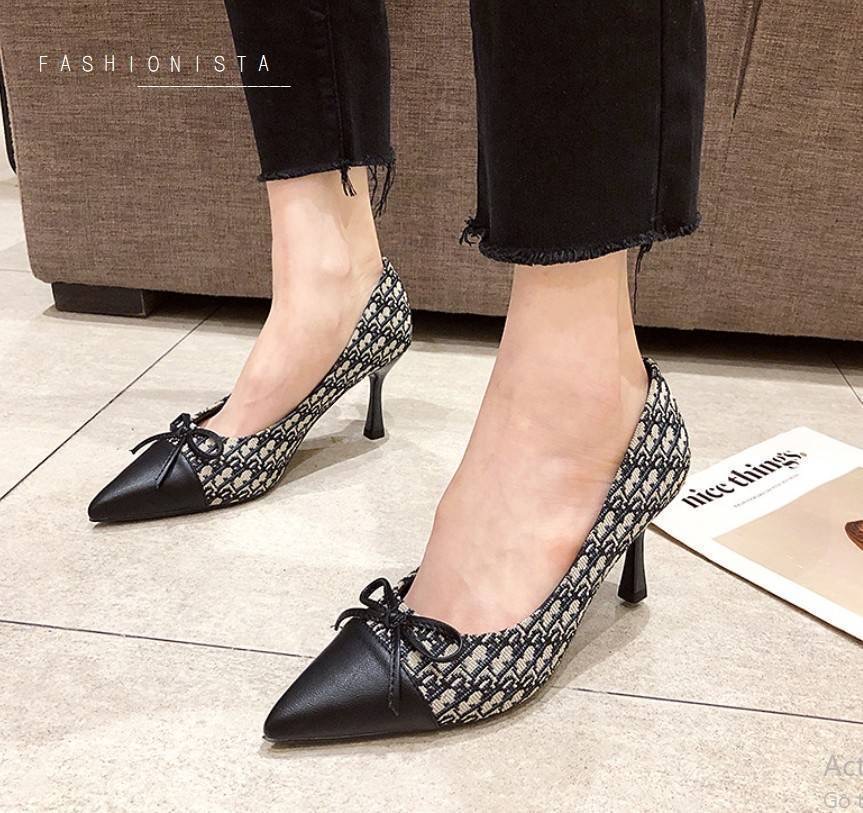 สินค้าล็อตใหม่เข้าเพิ่ม พร้อมส่งค่ะ หรูหราดูดีมีระดับ งานสวยมากเว่อร์!! รองเท้าคัชชูส้นสูงทรง casual วัสดุหนัง pu เนื้อหนาขึ้นทรงคุณภาพดี บุผ้าทอลายสไตล์แบรนด์ดิออร์ ส้นสูง 7 c.m. เพิ่มความเก๋ตกแต่งโบว์ด้านหน้า ใส่แล้วดูเท้าเรียว ลุคนี้เรียบหรูดูแพงมากๆค่