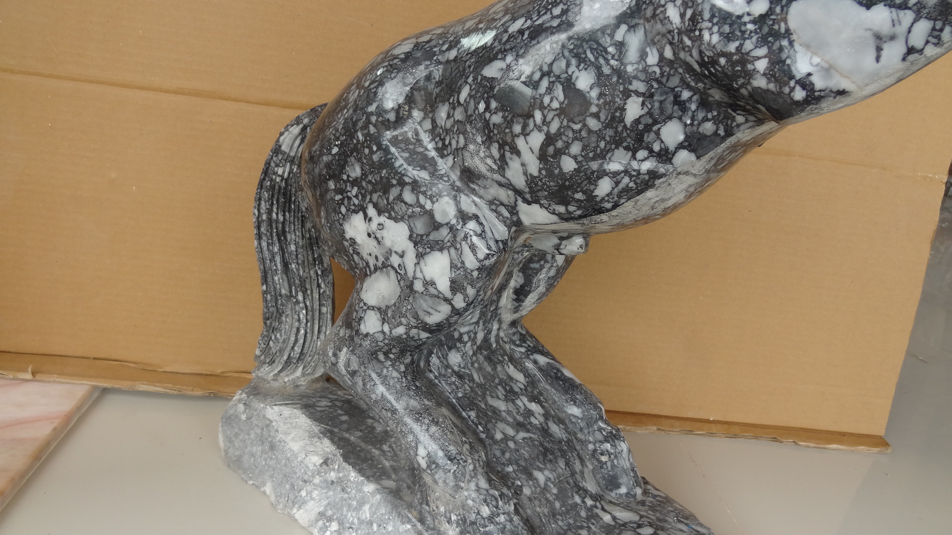 ม้าดำพยศ หินอ่อนแกะสลักขนาด สูง 70 กว้าง 55 เซนติเมตร (1 คู่ )