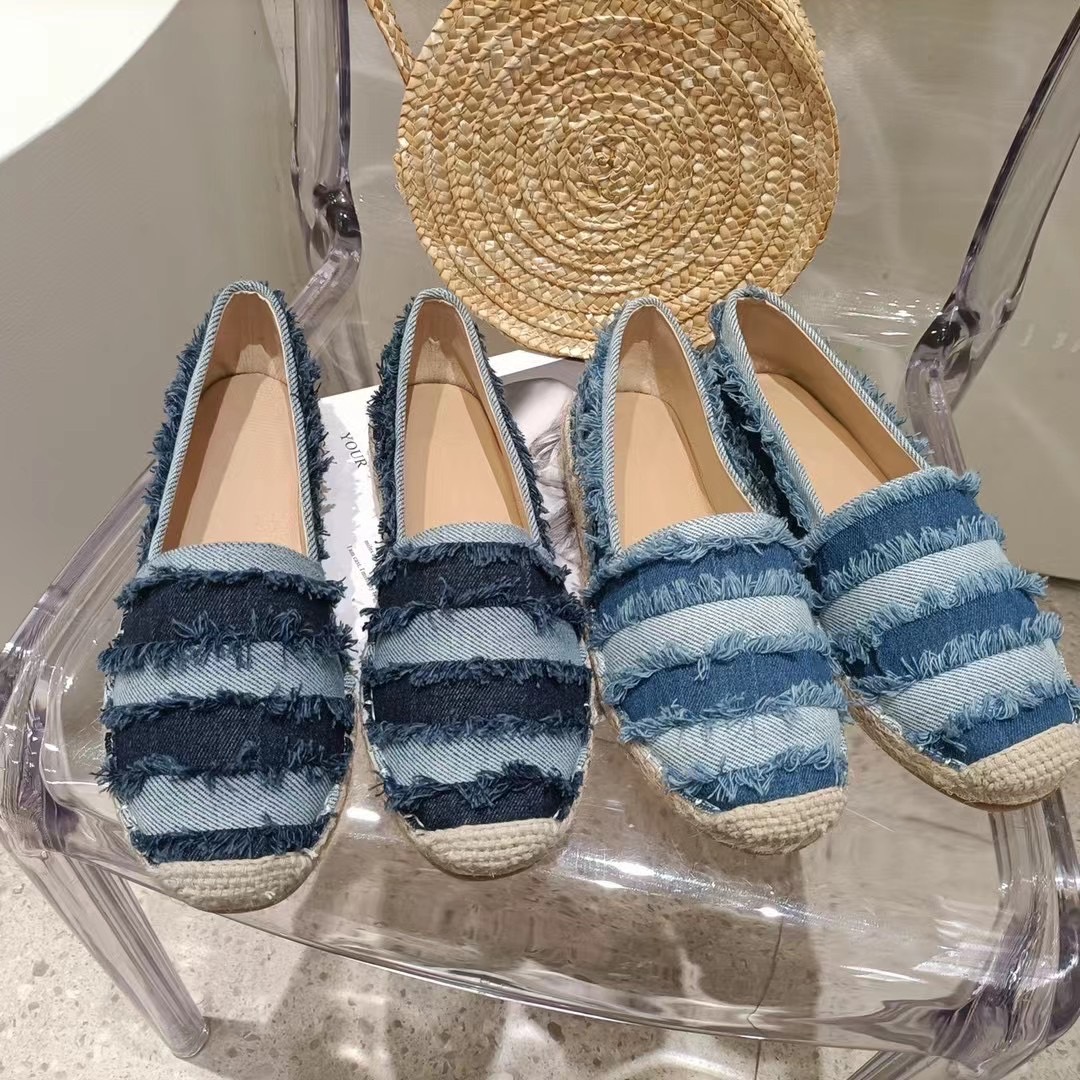 พร้อมส่งคะ Slip on shoe งาน slip on signature ของทางร้าน ผ้ายีนเกร๋ๆ สวยยืน1 🥇มาแล้วจ้า ทรงสวยอย่างดี งานเกร๋เรียบหรูดูแพง ตัวนี้ห้ามพลาดใส่สบายจะแมตช์กับกางเกง👖หรือกระโปรง👗ก็ได้ค่ะ แม่ค้าคอนเฟริม ห้ามพลาดเลยจ้าตัวนี้แนะนำ อย่าช้าร