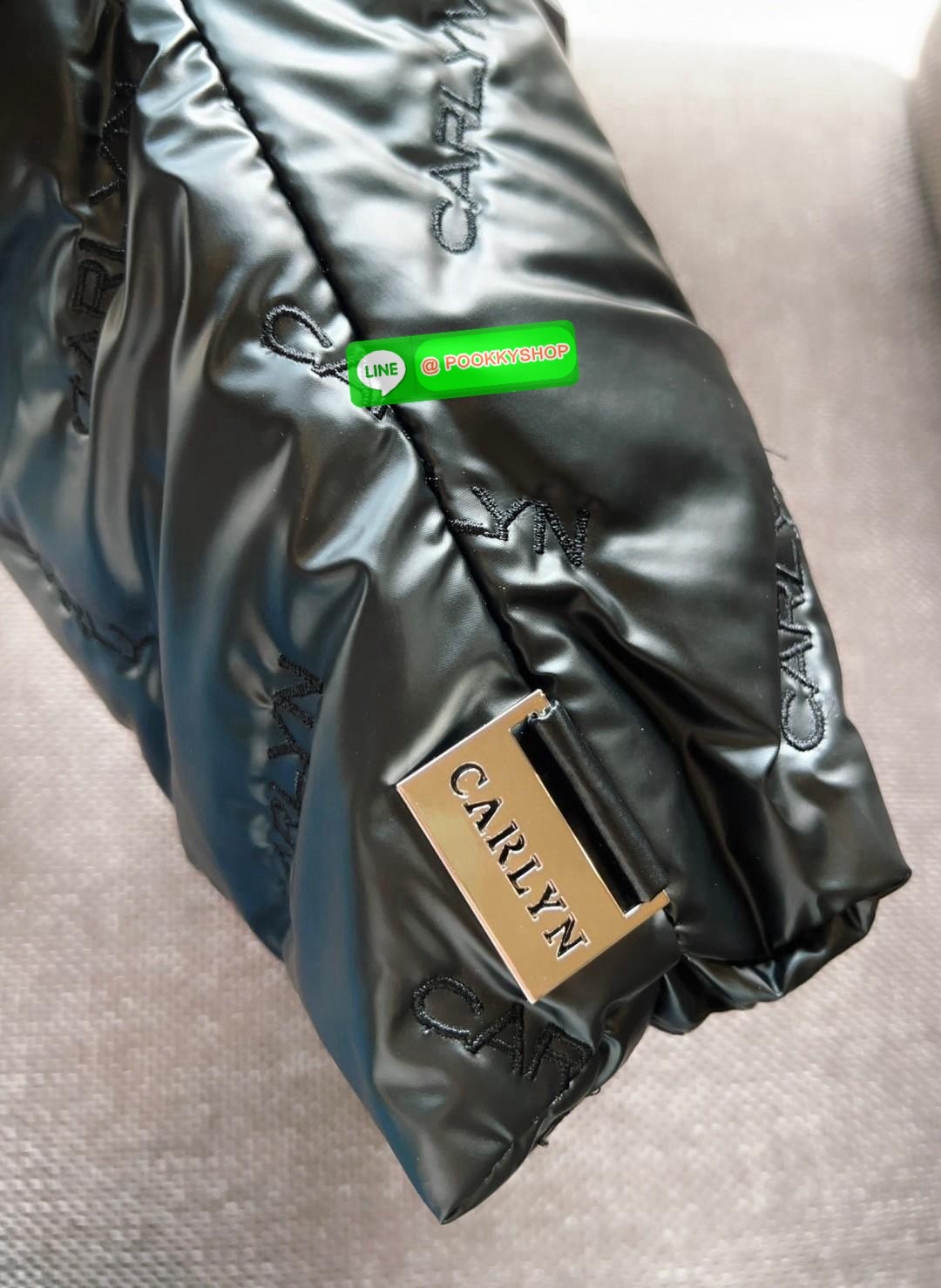 CARLYN TWEE MINI BAG #ไม่มินิตามชื่อจ้าา😘 💌พร้อมส่ง!สวยฉ่ำๆทุกสี ไม่มีไม่ได้แล้วจ้าา📌 ✔️กระเป๋าวัสดุไนล่อนอย่างดี นิ่มฟู ปักลายแบรนด์อันเป็นสัญลักษณ์ของรุ่นทั้งใบสวยงามค่ะ