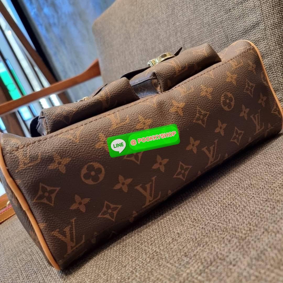 LV MANHATTAN HANDBAG กระเป๋าถือทรงผู้ดี คลาสสิค สวยหรู ไซส์กำลังสวย ราคาแสนดีจากวีไอพีพรีเมี่ยมกิ๊ฟ ดีไซน์ตกแต่งกระเป๋าเล็กด้านหน้า ใส่ของจุกจิกได้ วัสดุหนังแคนวาส ภายในโล่งกว้างมาก มีช่องซิปและช่องย่อย มาพร้อมสายสะพายครอสบอดี้ ถอดออกได้ คล้องแขนเก๋ๆ สะพา