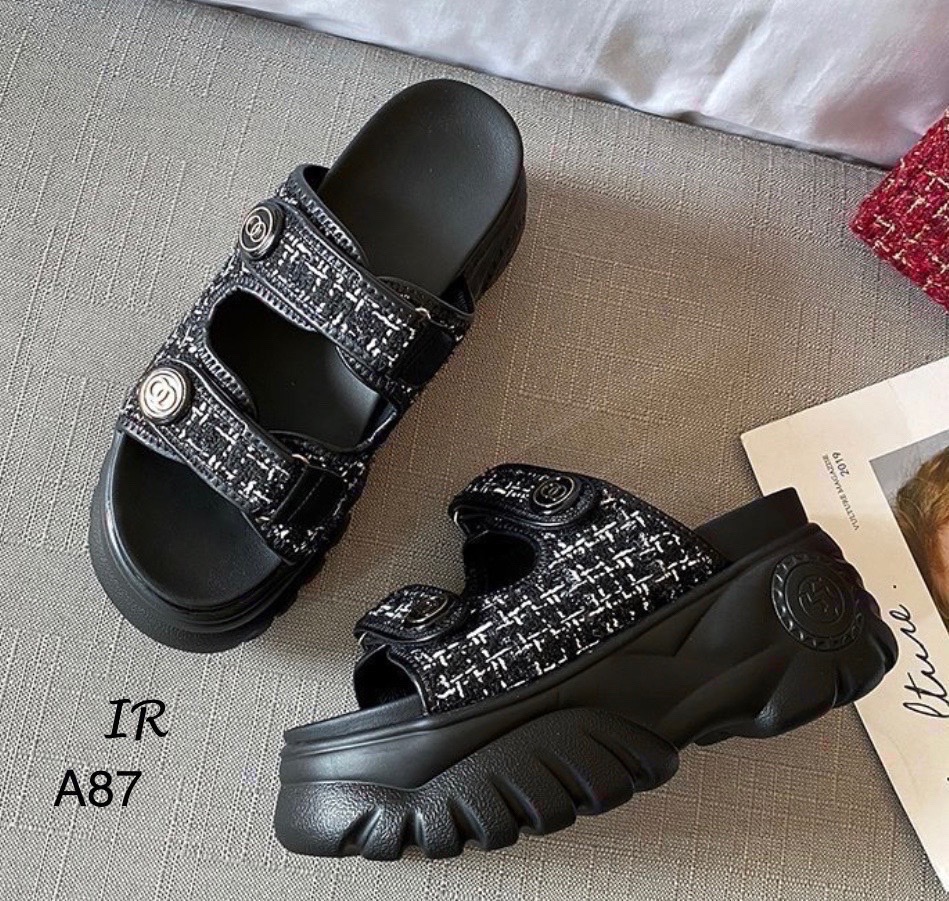 รีพีทแบบขายดีรอบ17!!! พร้อมส่ง สินค้านำเข้า!!! เดินให้ปังทุกรันเวย์ กับรองเท้าส้นตึกที่สวยที่สุด สไตล์chanel ผ้าทวิตด้านในซับหนัง สาดคาดตีนตุ๊กแก ปรับให้กระชับได้ ส้นสูง 3 นิ้ว ทรงสโลปใส่สบายมาก ของต้องมี ทุกที่ที่ไปต้องสวยค่า