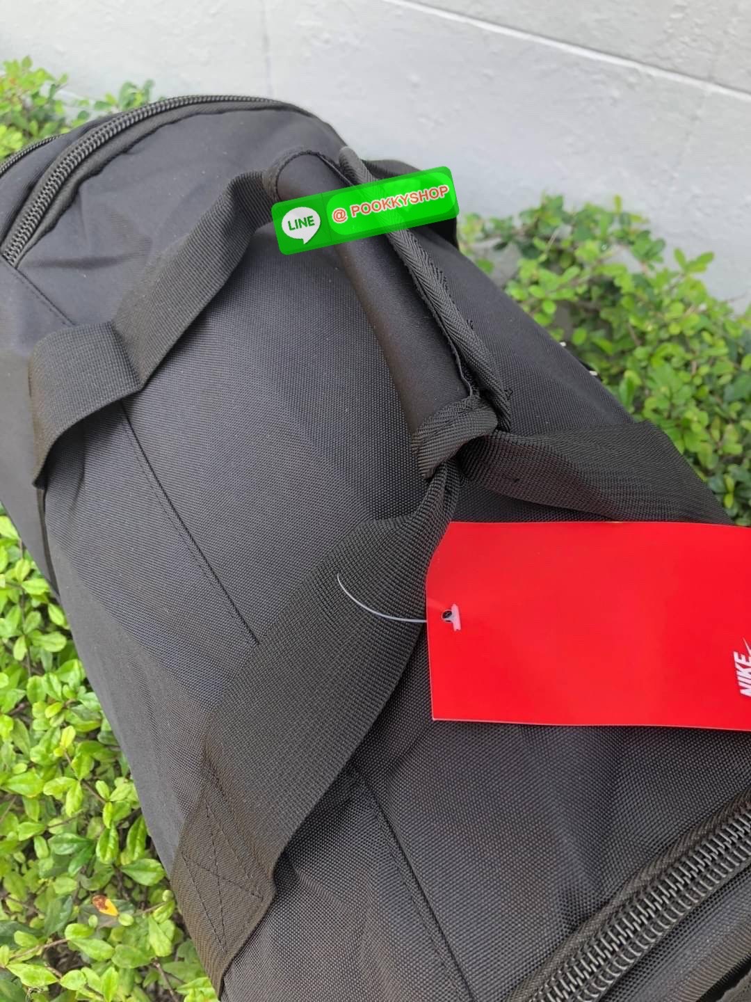 NIKE GYM BAG กระเป๋ายิมและกระเป๋าเดินทางสารพัดช่องที่มีพื้นที่ให้คุณเก็บของมากมาย ไม่ว่าจะช่องซิปคู่หลักที่กว้างใหญ่ สำหรับใส่เสื้อผ้าเดินทางได้หลายชุด ปลอดภัย ช่องรองเท้าแยก และช่องใส่ของด้านในสำหรับเก็บของมีค่า สายคล้องไหล่คู่และสายสะพายไหล่ถอดเก็บได้สา