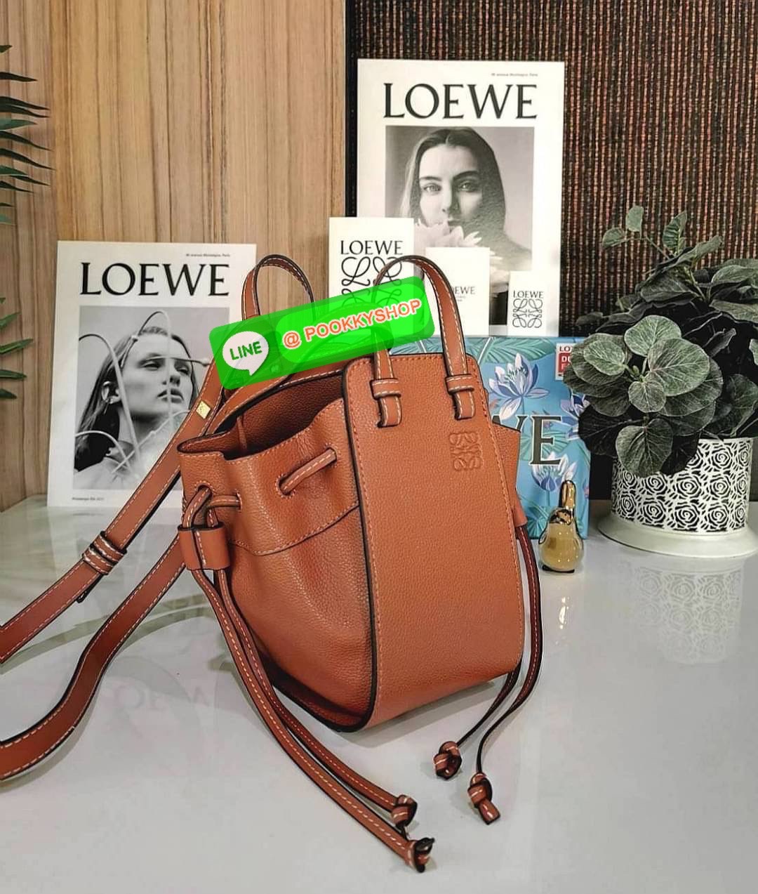 ✴️ห้ามพลาด!✴️LOEWE HANDLE & SHOULDER BAG GIFT WITH PURCHASE (GWP) กระเป๋าถือหรือสะพายหนังแท้พรีเมี่ยมกิ๊ฟ Limited จาก LOEWE PERFUME DUTYFREE รุ่น Rare items สุดๆวัสดุหนังแท้ Calfskin หนังสวยดีไซน์คงเอกลักษณ์แบรนด์ สามารถปรับใช้ได้หลายทรงด้าน