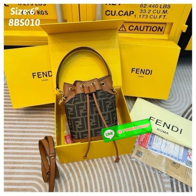 FENDI Mini MonTresor Bucket Bag กระเป๋าสะพายทรงขนมจีบรุ่นยอดนิยม ไซส์มินิน่ารักน่าใช้มาก ดีไซน์สวยอยู่ทรง มาพร้อมสายสั้นคล้องแขน และสายครอสบอดี้สำหรับสะพายข้าง สลับใช้ได้ไม่จำเจ ภายในเป็นช่องโล่ง ใส่ของจำเป็นพกพาไปไหนได้แบบง่ายๆ สวยพร้อมเสิร์ฟให้แล้ว ในรา