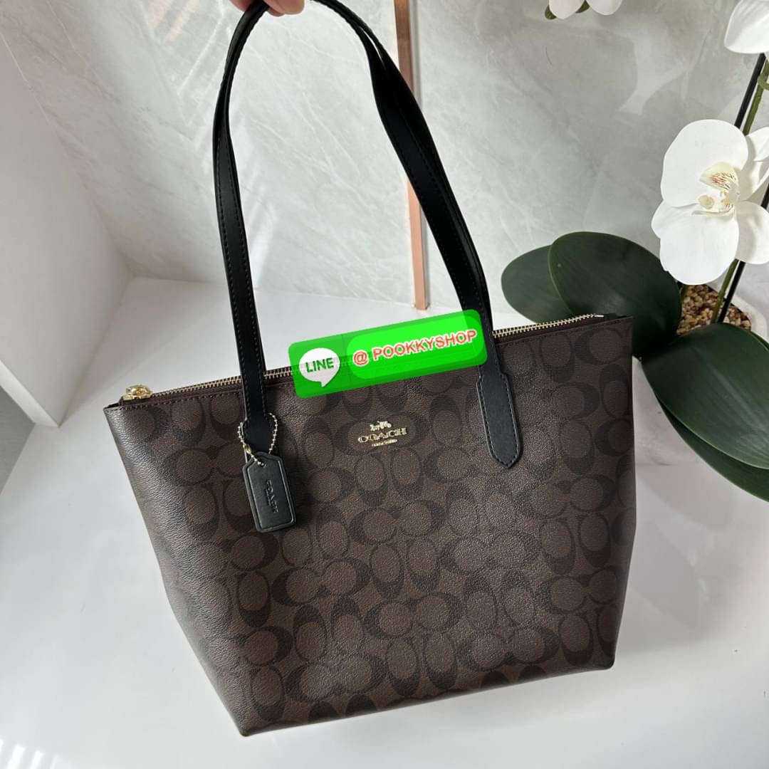 Coach 4455 ZIP TOP TOTE IN SIGNATURE CANVAS กระเป๋าสะพายไหล่ทรง Tote เปิด-ปิดกระเป๋าด้วยซิป ป้องกันของตกหล่น ภายในกว้างใส่สัมภาระได้เยอะ มีช่องเล็กใส่ของจุกจิก วัสดุแคนวาส หูจับหนังแท้ ถือไปเที่ยว ไปทำงาน สะดวกเลยค้า