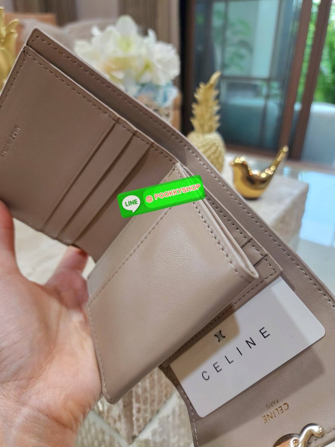 ✴️Don't Miss!✴️CELINE SHORT WALLET VIP GIFT WITH PURCHASE (GWP) กระเป๋าพรีเมี่ยมกิ๊ฟ Limited จาก CELINE HAUTE PARFUME DUTYFREE COUNTER หนังเรียบสวยอยู่ทรงมีโลโก้ด้านหน้าเปิดปิดด้วยฝาพับกระดุม ภายในมีช่องแบ่งหลายช่อง มีช่องใส่บัตรหลายช่อ
