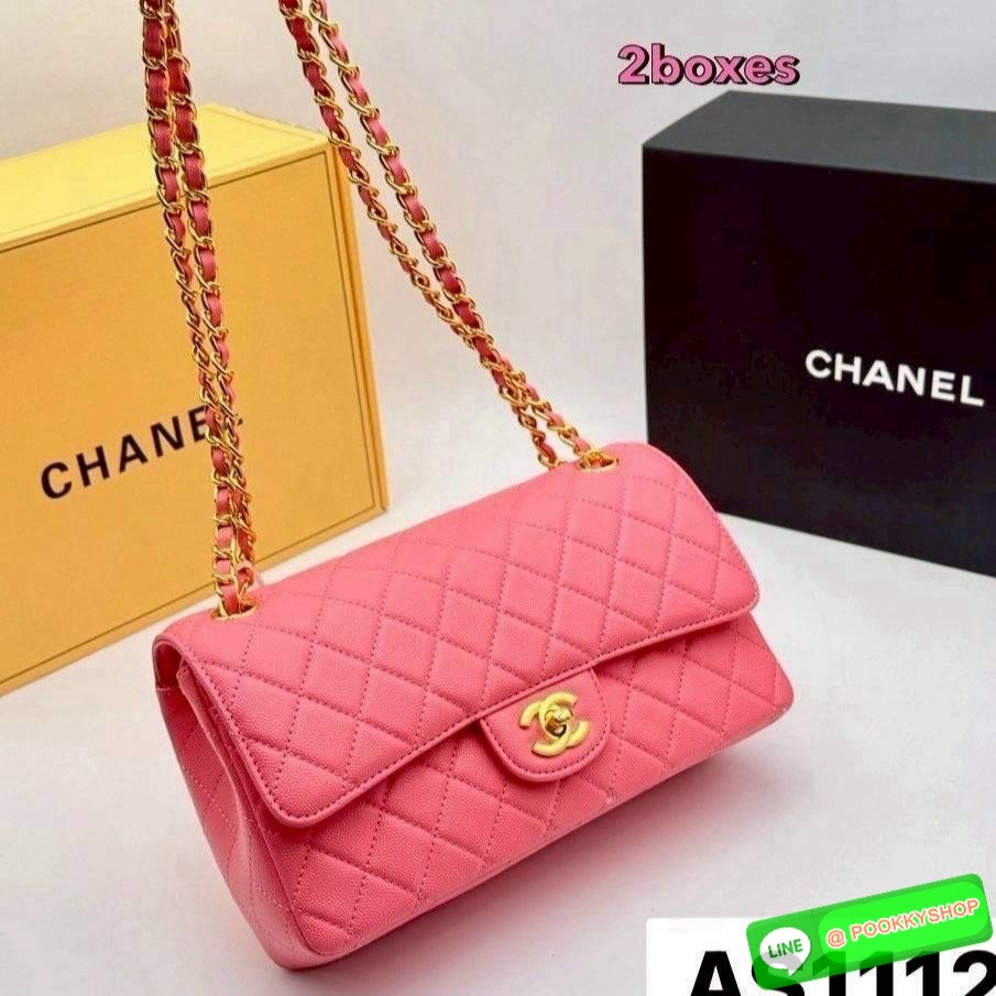 CHANEL Classic Bag 25cm สีใหม่เข้าเพิ่ม สวยละมุน สวยสดใสแบบสับ สวยตัวแม่ต้องมี กระเป๋าสะพายข้าง รูปทรงคลาสสิค หรูหรา เปิด-ปิดกระเป๋าด้วยตัวบิดล็อค ภายในกระเป๋ามีฝาปิดอีก 1 ชั้น โลโก้เด่น คม ชัด!! สะพายได้ 2 แบบ เป็นเส้นคู่สะพายไหล่ หรือเส้นเดี่ยวสะพาย cro