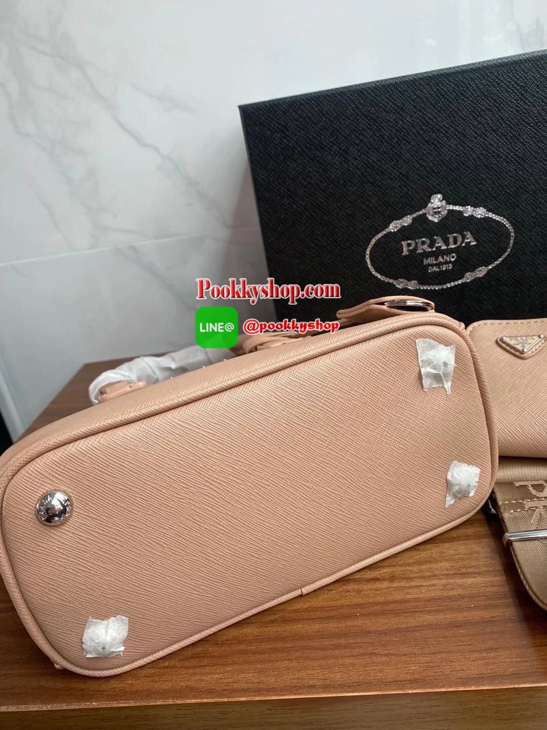 Prada กระเป๋าถือหรือสะพายอเนกประสงค์ วัสดุหนังสวยอยู่ทรงขนาดกำลังดีน้ำหนักเบา ดีไซน์สวยเก๋ที่หูหิ้วกระเป๋า โลโก้แบรนด์อะไหล่หรู หูจับแข็งแรงพับลงได้สะดวกใช้หัวซิปแบรนด์ ภายในมีโลโก้ ช่องซิป ช่องใส่มือถือ สามารถใส่กระเป๋าสตางค์ใบยาว ipad mini ของใช้จุกจิกไ