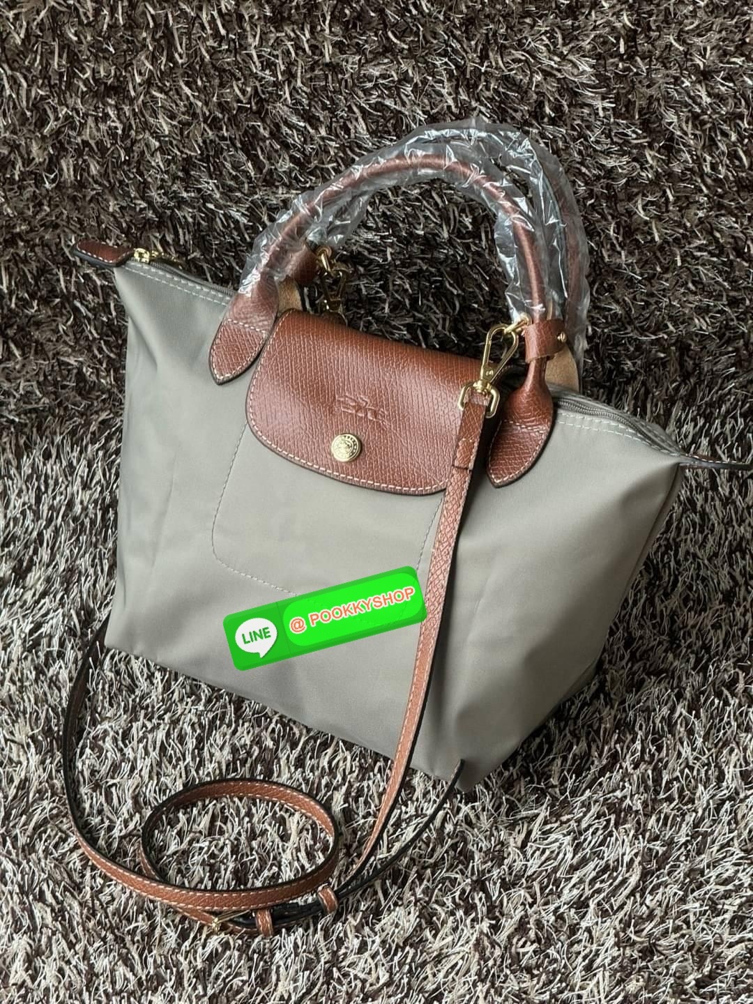 LONGCHAMP LE PLIAGE ORIGINAL S HANDBAG Crossbody Bag กระเป๋าสะพายไหล่ รุ่น Original มีเอกลักษณ์อันโดดเด่นของรุ่นไอคอนนิคของ Longchamp อย่าง Le Pliage (เลอ ปลิยาจ) โดย Longchamp ได้รับแรงบันดาลใจจากศิลปะการพับกระดาษแบบ Origami (โอริกามิ) ในการสรรค์สร้างกระ