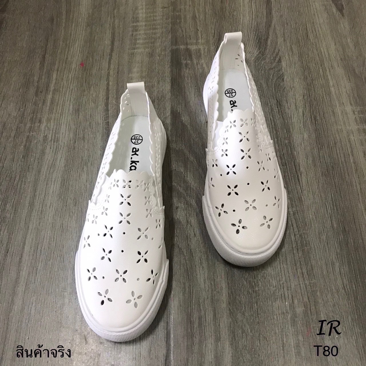 รีพีทแบบขายดี!!! พร้อมส่ง สำหรับสาวที่อยากได้สไตล์วินเทจที่ยังคงความคลาสสิค ร้านขอแนะนำคู่นี้เลยค่ะ ผ้าใบหนังพียูนิ่มมากๆฉลุลายทรงสวมสลิปออนด้านในซับกำมะหยี่นิ่มส้นยางกันลื่นหนา 0.5 นิ้ว สวยๆมาแรงแซงทางโค้ง อย่ารอช้าสั่งเลยคร้า^^