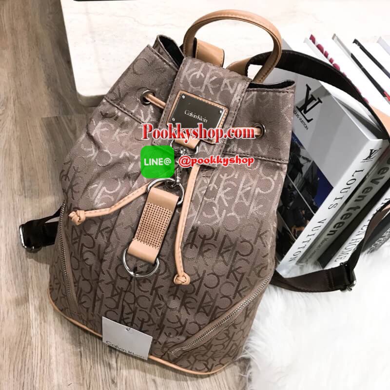 พร้อมส่ง NEW! CALVIN KLEIN JEANS BACKPACK BAG กระเป๋าสะพายรุ่นใหม่ล่าสุดจาก Calvin Klein Jeans วัสดุ Canvas + Polyester 100% คุณภาพดีเนื้อหนาพิมพ์ลายCk รอบใบ เปิดปิดด้วยฝาปิดประดับโลโก้อะไหล่เงิน ด้านข้างมีช่องซิป ภายในมีโลโก้ ช่องซิป ช่องมือถือ ใส่ ipad