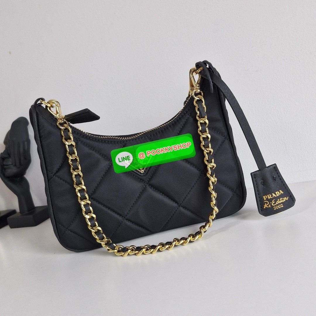 พร้อมส่งอีกครั้ง งานวินเทจสุดคลาสสิค PRADA RE EDITION ที่มาพร้อมสายสะพายสองแบบ สองสไตล์ (ถอดเปลี่ยนได้) อะไหล่ปั้มแบรนด์ทุกจุด วัสดุทำจากผ้า Nylon อย่างดี กันน้ำได้ อยู่ทรงสวย สามารถใส่กระเป๋าตังค์ใบกลางได้ ถอดเปลี่ยนสายได้ เปิดปิดด้วยซิป อะไหล่เงินทั้งใบ