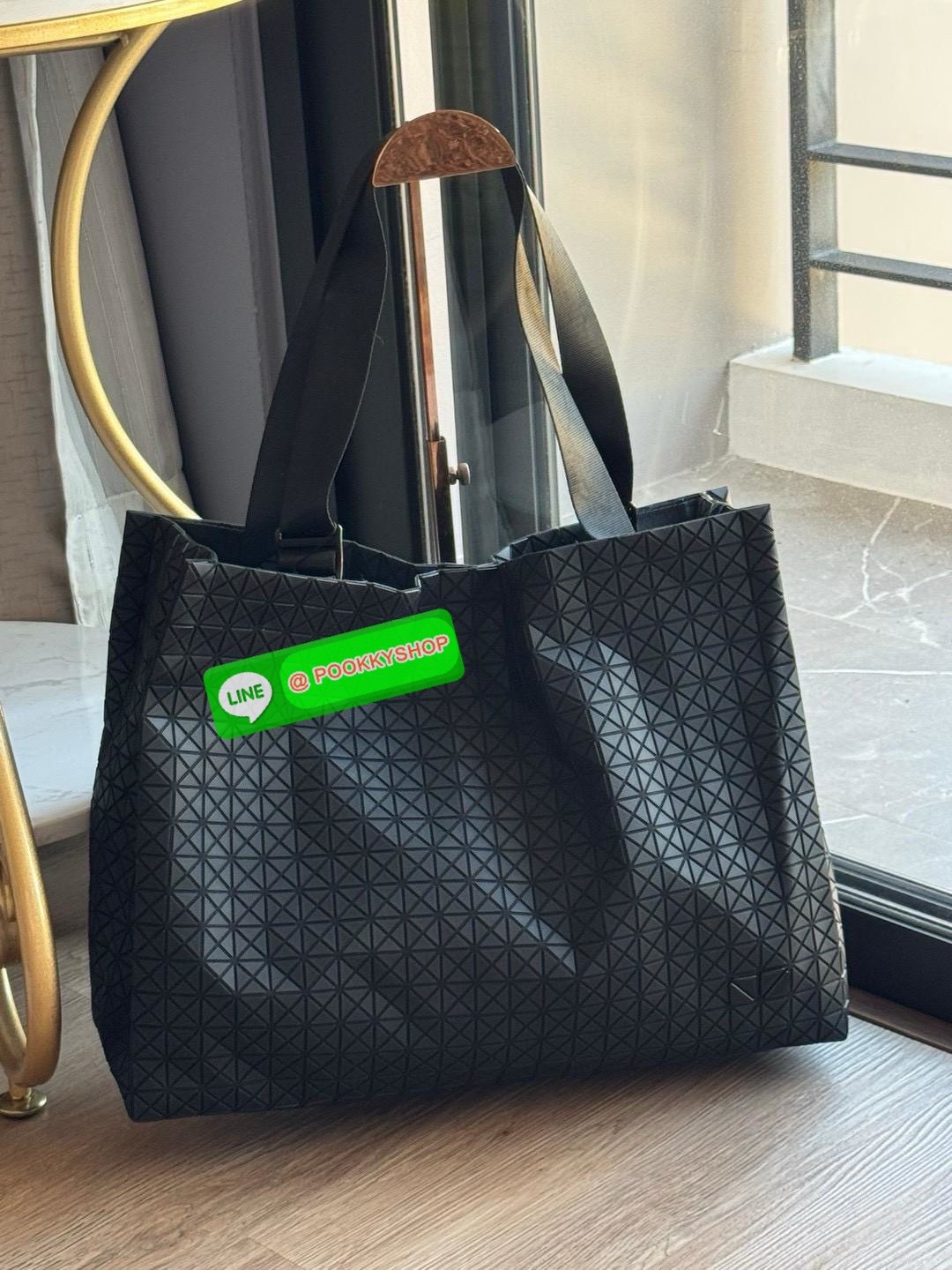 Baobao Issey Miyake Cart geometric L tote bag รูปทรงที่สร้างขึ้นโดยบังเอิญ' เสื้อผ้าที่มีโครงสร้างและได้รับการออกแบบทางวิศวกรรมอันเป็นเอกลักษณ์ของแบรนด์ ส่งต่อไปยังเครื่องประดับที่น่าประทับใจและไร้กาลเวลาเหล่านี้ กระเป๋าโท้ต Cart ประดิษฐ์ขึ้นจากการตั