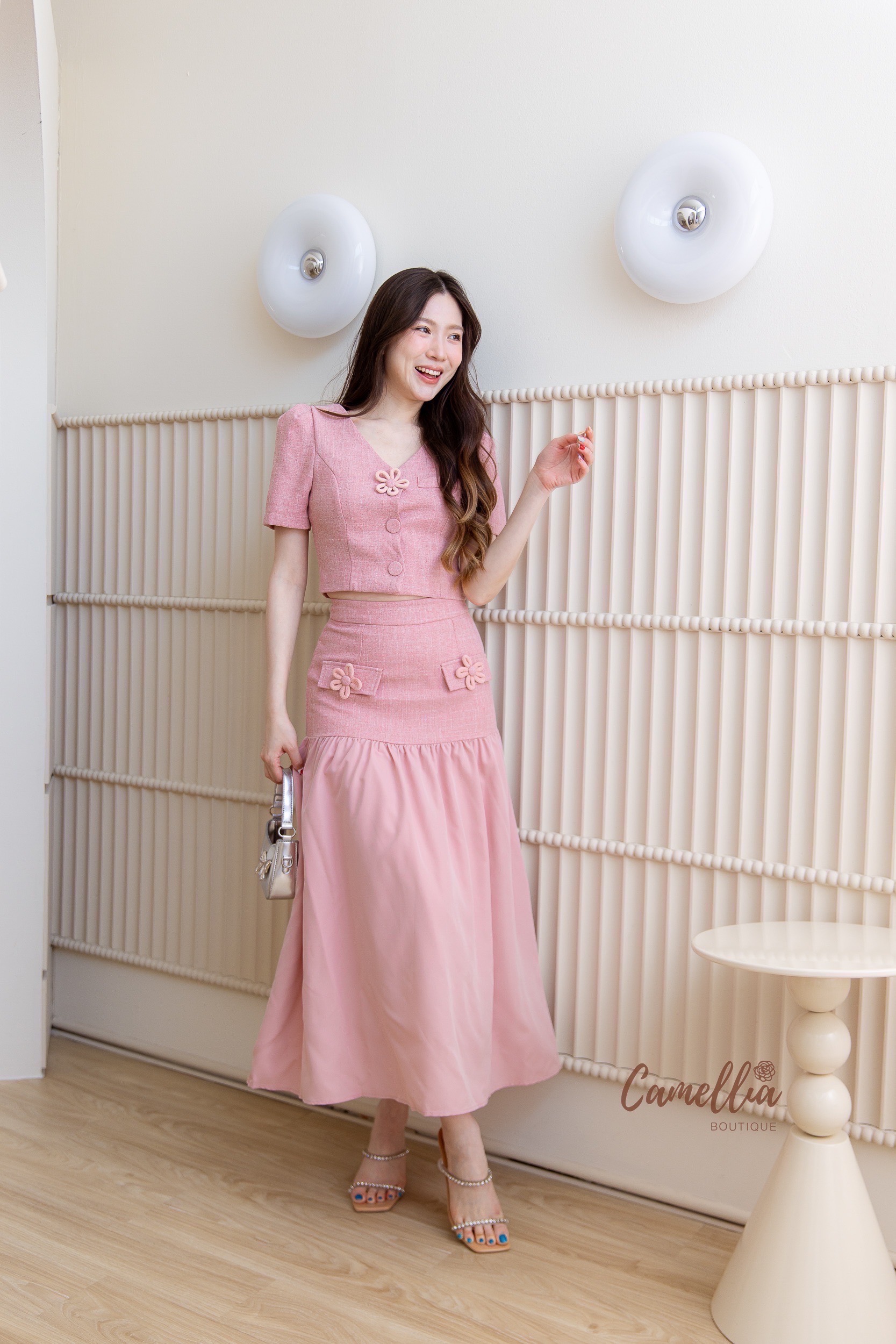 ชุดเซทแฟชั่น ชุดSet เสื้ิอแขนสั้นแต่งดอกไม้ที่หน้าอก มาคู่กับกระโปรงเอวสูง แต่งดอกไม้เข้ากันทั้งชุด