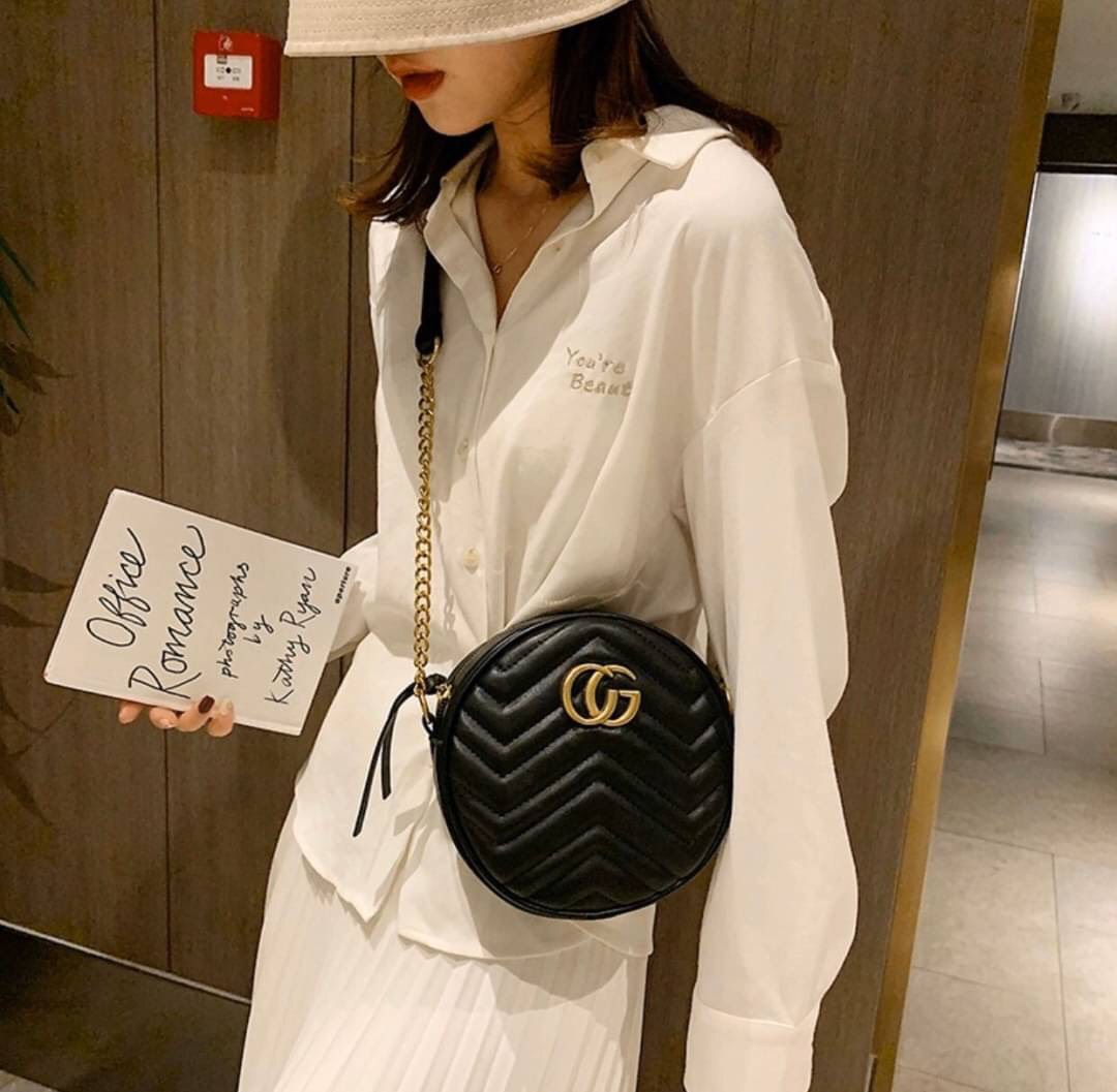 CG marmont รุ่นนี้ขายเท่าไหร่ก็ไม่เคยพอ ฮิตกันยาวๆเลยค่า กระเป๋าทรงกลมงานดีอะหลั่ยสวย เนี๊ยบไปเลยค่ะ