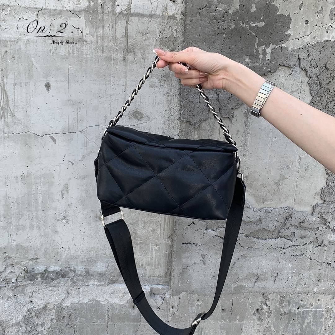 🇰🇷Korean style crossbody bag🇰🇷 🔹กระเป๋าสะพายข้าง หนังพียู 🔹PU Leather crossbody bag 🔹ตัวกระเป๋าเดินด้ายสีดำ เย็บตาราง 🔹สายสั้นเป็นสายโซ่ร้อยหนัง 🔹สายยาวผ้า ปรับความยาวได้ 🔹อะไ