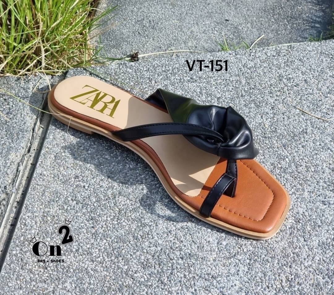 New in🦋🦋รองเท้าแตะ Zara แบบสวมนิ้วโป้งดีไซสน์หนังด้านข้างสวยเก๋มากๆค่ะ งานหนังPU เย็บอย่างดีพื้นเสริมนิ่ม ทนทานใส่สบายใส่ออกมาสวยค่ะ