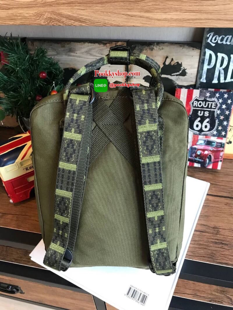 Kanken backpack รุ่น mini แบรนด์ดังจากสวีเดนที่นิยมกันมากในหมู่วัยรุ่น กระเป๋าเป้ที่มีน้ำหนักเบา แต่มีความทนทาน และช่องว่างต่างๆมากขึ้น มีซิปหน้าสำหรับใส่ของกระจุกกระจิก และหูหิ้วทั้งด้านหน้าและด้านหลัง สำหรับการหิ้วถือได้สะดวก ใส่มินิไอแพค กระเป๋าสตางค์ย