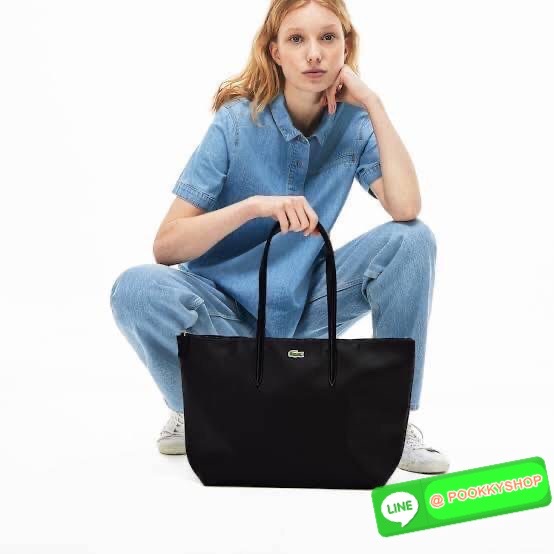 ลาคอส Classic Tote Bag กระเป๋าสะพายทรงช้อปปิ้งหลากสีรุ่นยอดนิยมด้านหน้าประดับโลโก้จระเข้สัญลักษณ์แบรนด์ ภายในกว้างจุได้เยอะ เปิดปิดด้วยซิปสะดวกใช้ มี1 ช่องซิปเล็ก หัวซิปปั้มเเบรนด์ วัสดุกันน้ำ ขนาดกำลังดี ใส่หนังสือ เอกสารA4 ของใช้ได้เยอะ สวยทุกสีค่ะ