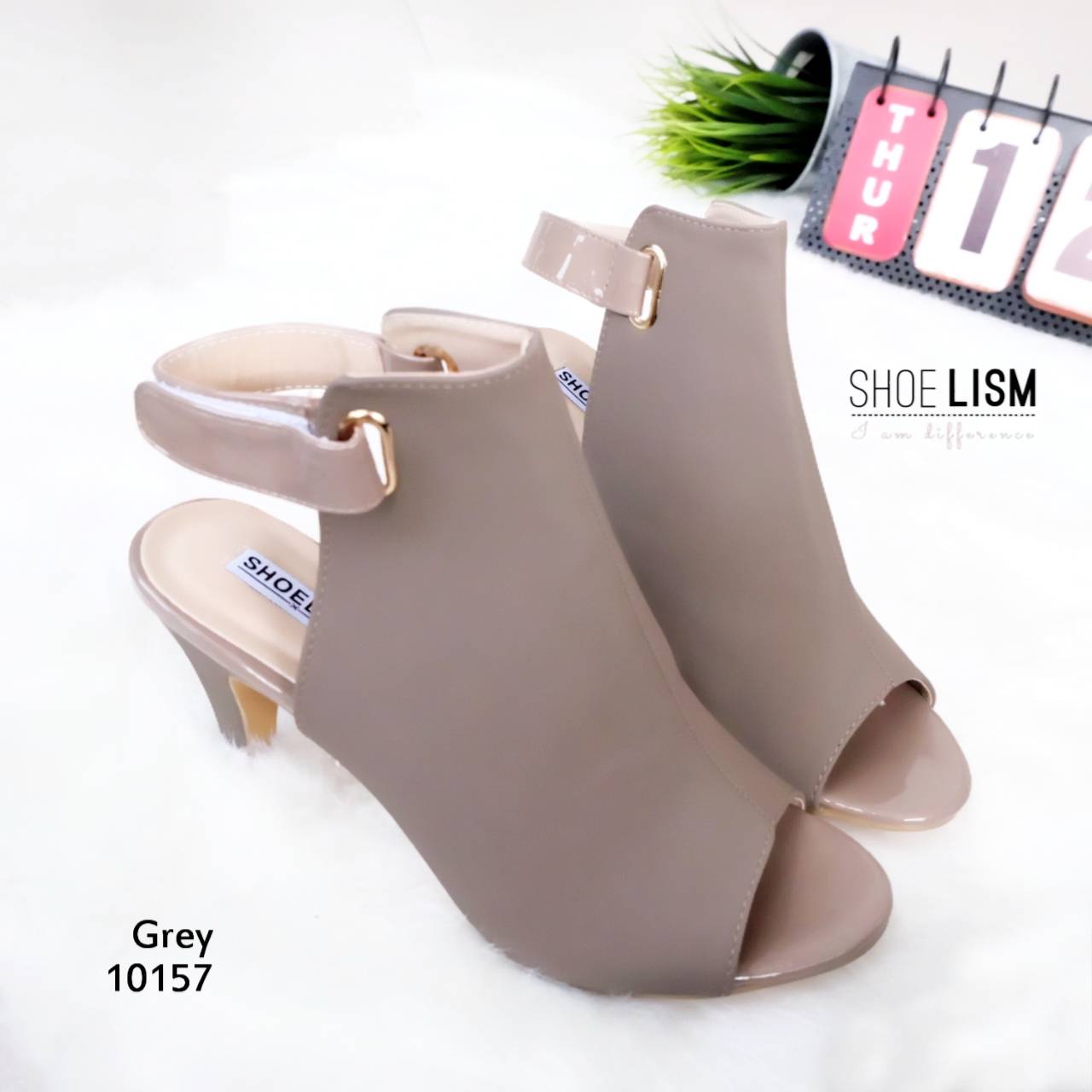 มีความแซบ เก็บทรงสวยเป้ะ หน้าเต็มสไตล์ปราด้า รัดข้อเมจิกเทป หนังนิ่มมากเลยรุ่นนี้ การันตีความฟิน ใส่สบายเหมือนไม่ได้ใส่ส้นสูงเลยจริงๆ