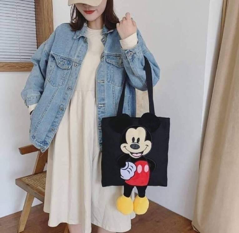 พร้อมส่ง กระเป๋า มิกกี้ มินนี้ น่ารักมากกก กระเป๋าสะพายผ้า ลายมิกกี้เมาว์ & มินนี้เมาท์ สุดน่ารัก ทรงสวย ลายการ์ตูน3มิติสวยหรู ดูแพงมาก น้ำกนักเบา จุของได้เยอะมากๆค่ะ สะพายแบบเก๋ๆ เดินเล่นชิวๆ สาวควรมีติดไว้สักใบนะค่ะ