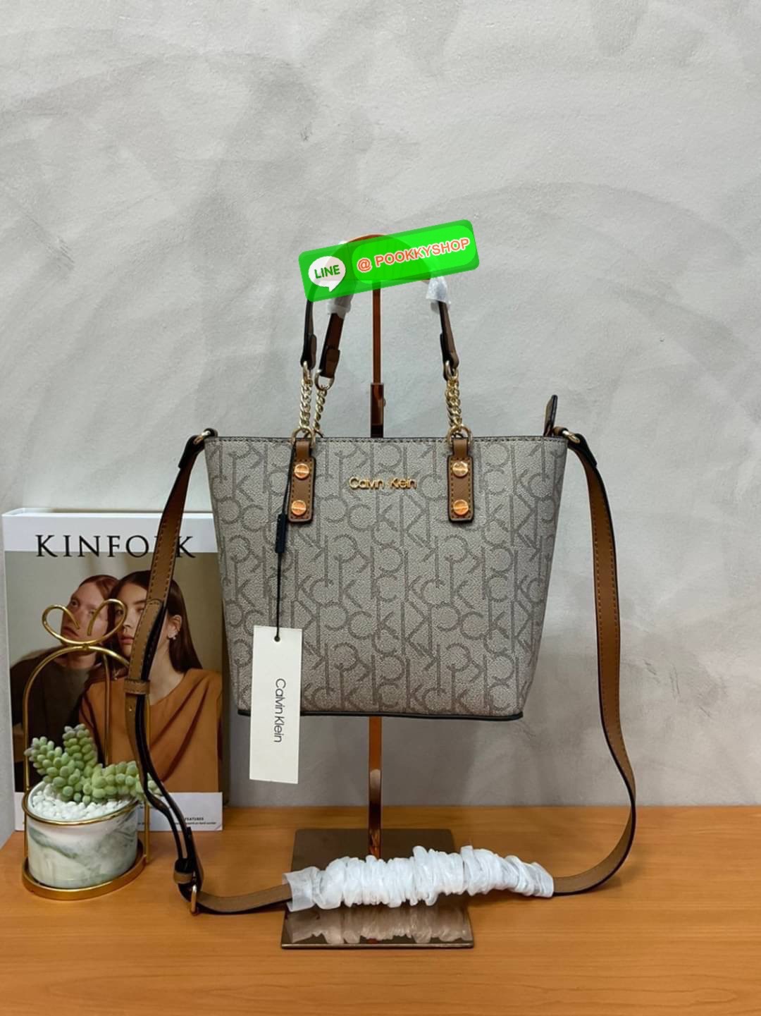 Calvin Klein Monogram Shopping Bag คอลเลคชั่นใหม่ล่าสุด ของมันต้องมี สวยหรูดูแพงมาก สำหรับรุ่นนี้!!! กระเป๋าถือ/สะพาย Crossbody รุ่นใหม่ชนช้อป รุ่นยอดนิยม วัสดุ PVC คุณภาพดี น้ำหนักเบา ด้านหน้าประดับด้วยโลโก้แบรนด์ ตัวกระเป๋าลาย monogram สวยหรู รอบใบ มาพร