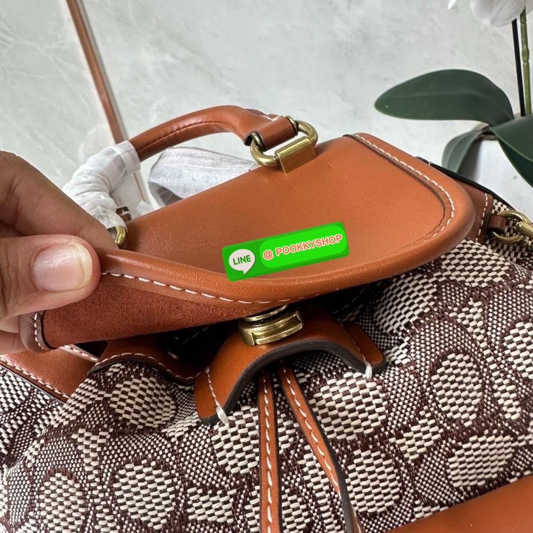 COACH RIYA BACKPACK 21 IN SIGNATURE TEXTILE JACQUARD (CH591) 🔖กระเป๋าเป้ดีไซน์ใหม่ไซส์มินิน่ารัก 🔖วัสดุ ผ้า jacquard ทอลาย ตัดสลับหนังแท้ 🔖 เปิด-ปิดแบบกระดุม ปากกระเป๋าสามารถกดล็อคเปิดปิดและมีเชือกรูดอีกชั้น ภายในโล่งกว้างใส่ของได้