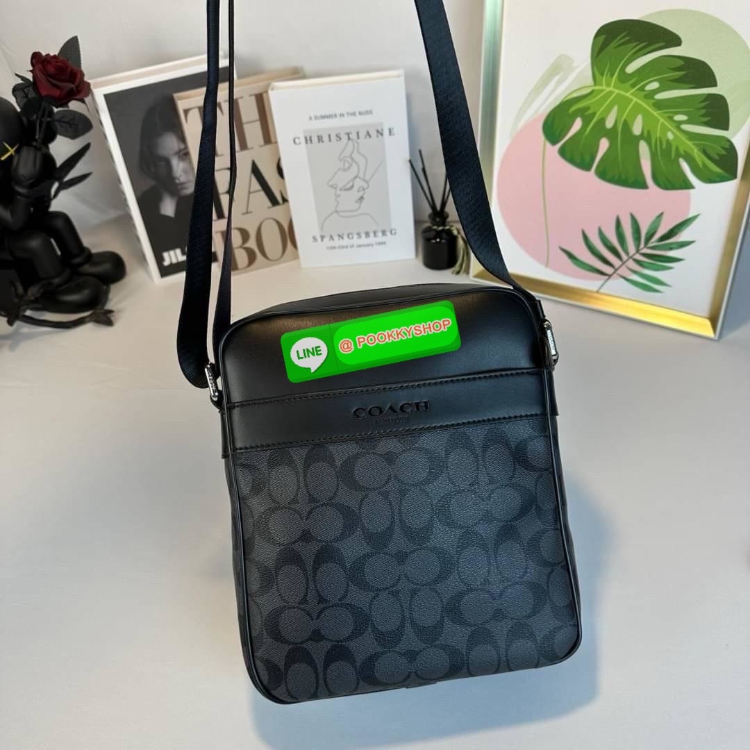 กระเป๋า Coach CHARCOAL/BLACK (COACH F54788) กระเป๋าสะพายซิกเนเจอร์เคลือบ PVC พร้อมขอบหนังปิดด้วยซิป ซับในผ้าด้านนอก: กระเป๋าแบบเปิดด้านหน้าหนึ่งช่องและกระเป๋าแบบเปิดด้านหลังหนึ่งช่อง ด้านในมีซิปและกระเป๋าเอนกประสงค์ สายปรับได้สำหรับสะพายไหล่หรือสะพายข้าง