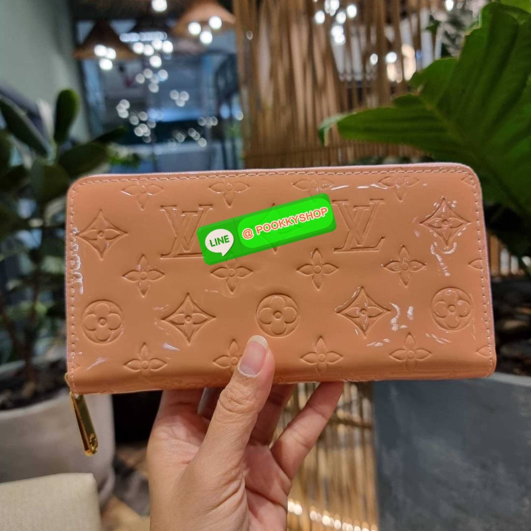 NEW IN!! LV long zip wallet with gwp กระเป๋าสตางค์พรีเมี่ยมกิ๊ฟ ดีไซน์ล่าสุด หนังแก้ววิบวับ หรูหรามาก ใบยาวขนาดกำลังเหมาะมือ ถือแล้วขับผิว ถือออกงานก็คือเลิศ วัสดุหนังแก้วเคลือบผิวกลิตเตอร์ เล่นกับแสงสวยมาก เปิด-ปิดด้วยซิปรอบ ภายในมีช่องใส่บัตรเยอะมาก มีช