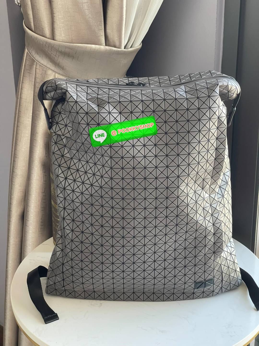 BAO BAO ISSEY MIYAKE LARGE BACKPACK ผู้ที่มักใช้งานกระเป๋าเป้ในชีวิตประจำวัน ส่วนมากจะอยู่ในวัยนักเรียน-นักศึกษาหรือวัยทำงาน ซึ่งรุ่นนี้ตอบโจทย์การใช้งานได้เป็นอย่างดี เป็นเป้ที่มีช่องสำหรับใส่สัมภาระประมาณหนึ่ง เพื่อให้สามารถจัดเก็บสิ่งของได้อย่างเป็นระเ