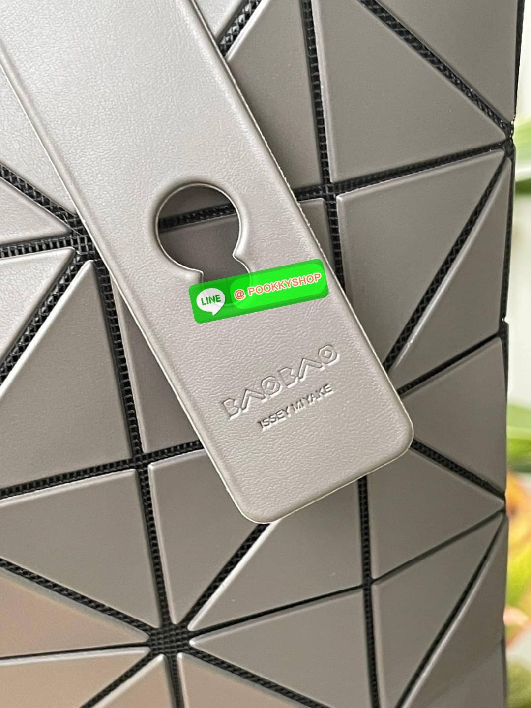 💕 Bao Bao Issey Miyake ROCK MATTE ซีรีส์นี้จะเป็นทรงสี่เหลี่ยมผืนผ้า มีซิปปิดด้านบน ถือเป็นรุ่นที่เหมาะกับการใช้งานในชีวิตประจำวัน สามารถพับมุมและบริเวณด้านล่างของกระเป๋าเพื่อเพิ่มความสะดวกสบายในการใช้งาน ทั้งยังช่วยให้วางกระเป๋าในแนวตั้งได้อีกด้ว