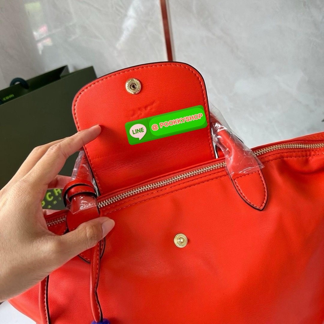 LONGCHAMP Le Pliage Xtra L Leather Handbag 🔖กระเป๋าสะพายคอสบอดี้ รุ่นใหม่โด่ดเด่นลูกเล่นของลูกปัดห้อยสีสันสดใส ทำให้กระเป๋าดูมีลูกเล่นมากขึ้น 🔖วัสดุ : หนังวัวทั้งใบนิ่มน่าสัมผัส 🔖เปิด-ปิดแบบกระดุมแป็ก มีซิปปิดปากกระเป๋าอีกชั้น ป้อง
