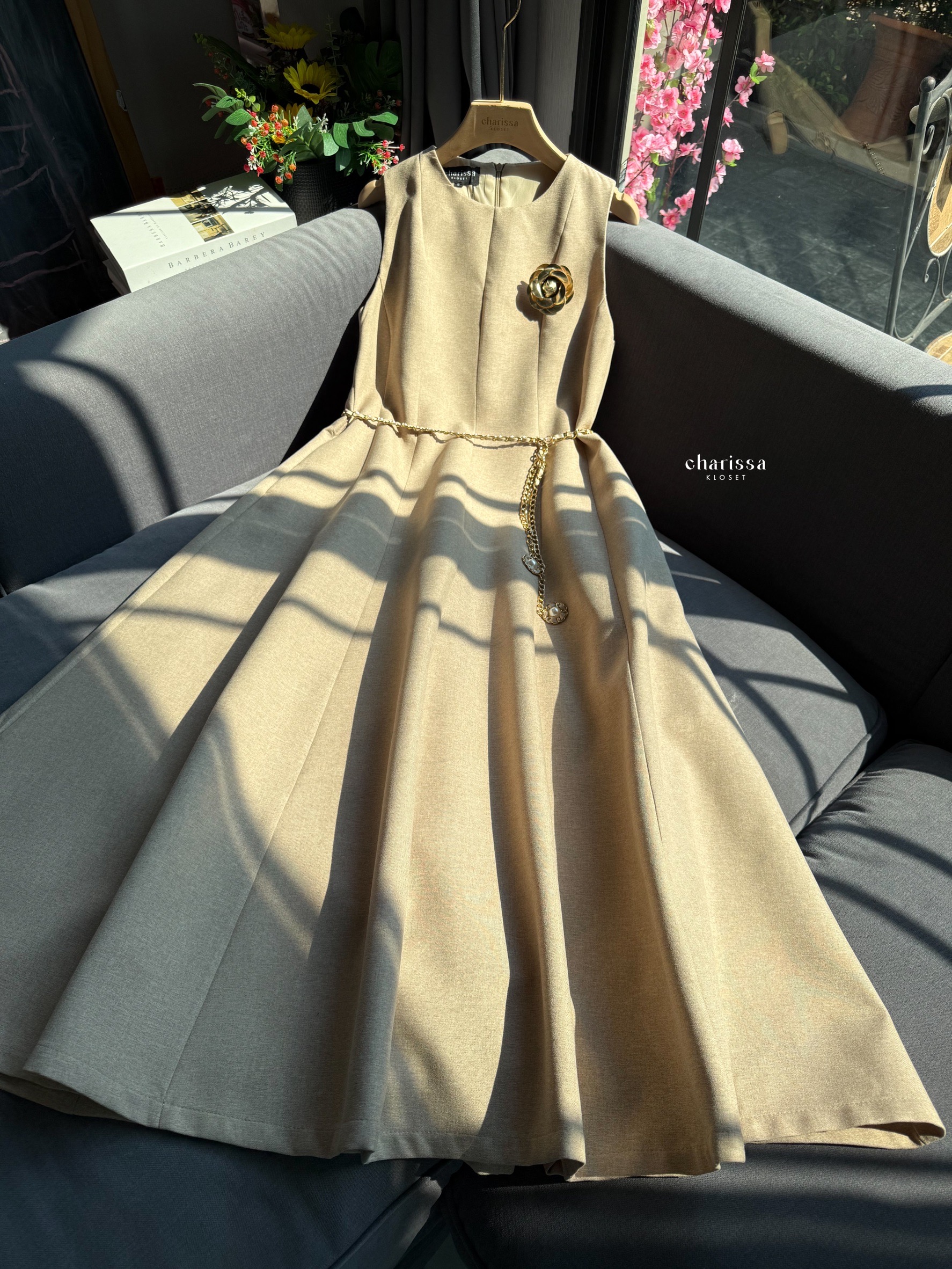 เดรสแฟชั่น แม็กซี่เดรสมาพร้อมเข็มขัดโซ่และดอกไม้