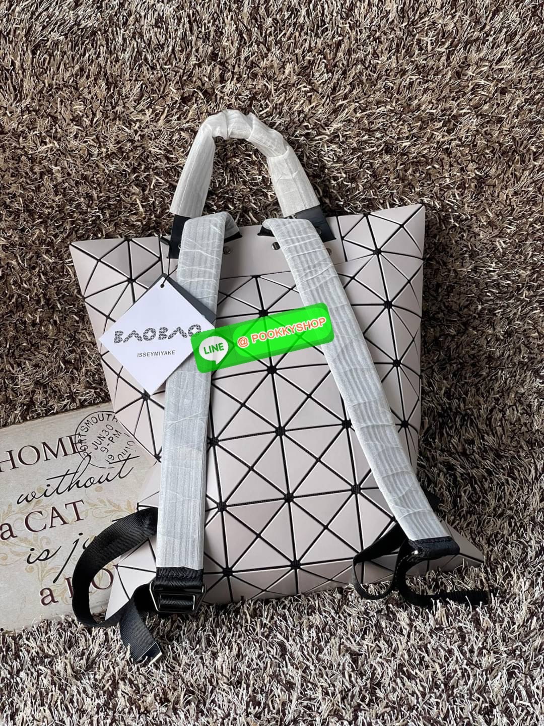 💕BAO BAO ISSEY MIYAKE FLAT PACK BACKPACK รุ่นนี้มีขนาดปานกลาง ไม่เล็กไม่ใหญ่จนเกินไป ดีไซน์เก๋ตามแบบฉบับของแบรนด์ มองเผิน ๆ อาจจะคิดว่ากระเป๋าแบนคงจุของได้ไม่เยอะ แต่บอกเลยว่าใส่ของได้เยอะกว่าที่คิด ด้วยดีไซน์รูปทรงสามเหลี่ยมที่ประกบกัน เมื่อใส่ขอ