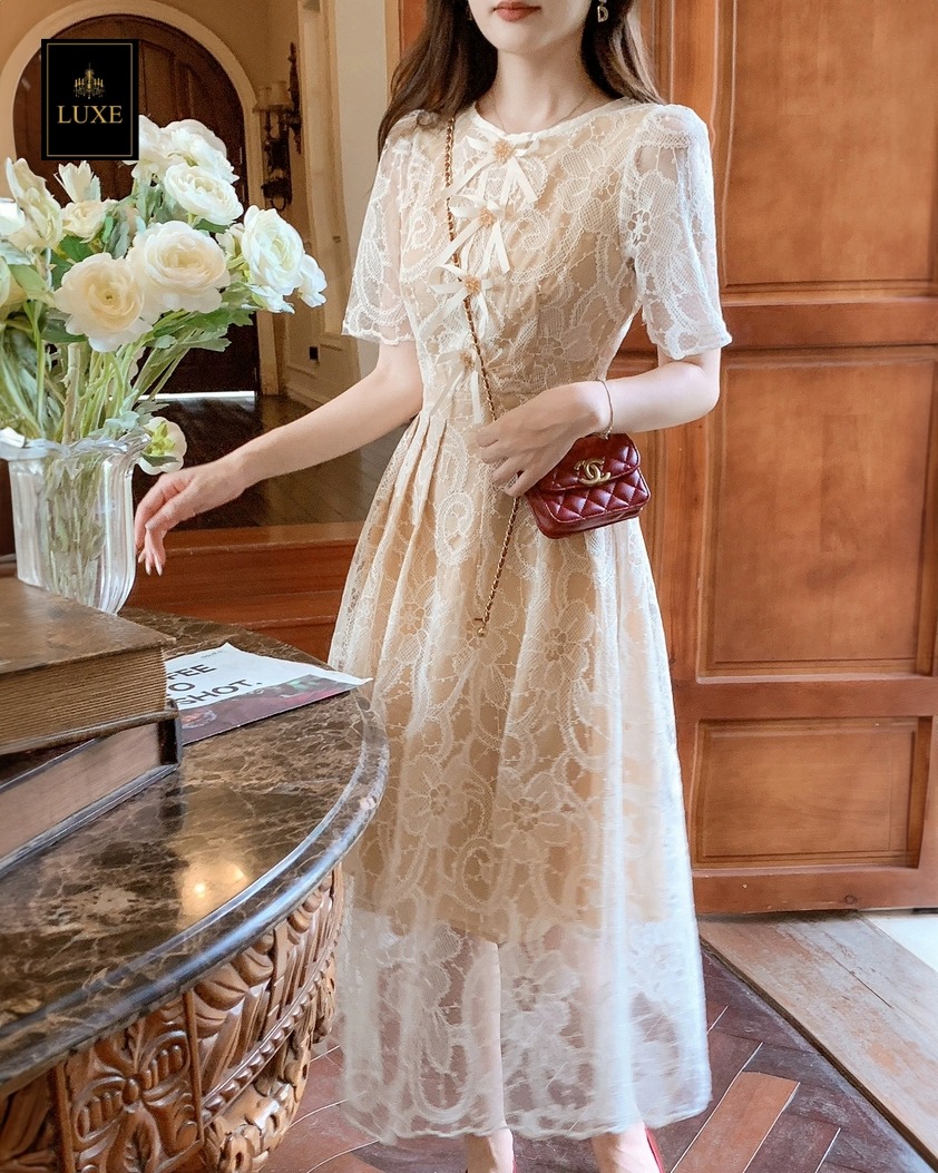 เดรสแฟชั่น เดรสเสื้อคอกลมแขนสั้น กระโปรงจับจีบทรงเอ เสื้อแต่งด้วยริบบิ้นและดอกไม้ลูกปัดสีทอง