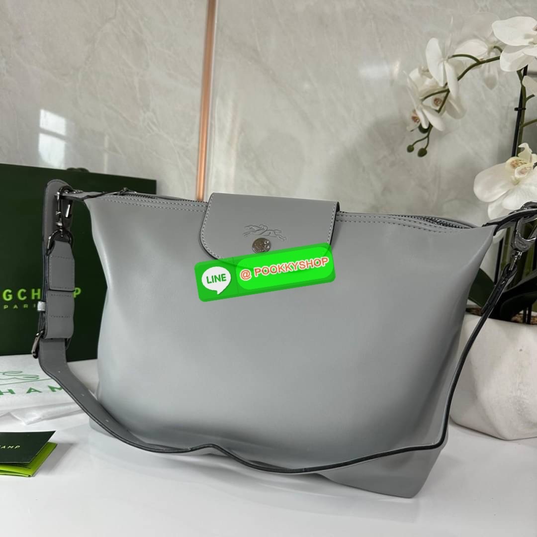 LONGCHAM LE PLIAGE XTRA Hobo bag M กระเป๋าสะพายไหล่ HOBO ออกแบบเพื่อให้ดูเรียบหรูหรา มีความสง่า รูปทรงเก๋ไก๋ วัสดุหนังแกะนิ่มมือ สายสะพายไหล่ปรับระดับได้และถอดออกถือได้ เปิด- ปิด ด้วย ซิป ภายใน ช่องโล่งกว้าง มีช่องซิปแยก ใบใหญ่สามารถใส่ของได้เยอะคะ