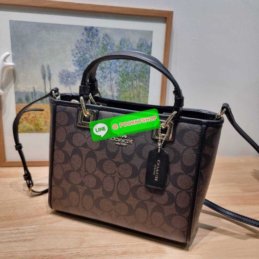 กระเป๋าถือ/สะพายรุ่นยอดนิยม ดีไซน์คงความคลาสสิค แฝงความหรูด้วยอะไหล่สีทอง หูจับในตัวสะดวกใช้งาน ปากกระเป๋ามีซิปปิดกันหล่นแน่นหนา ใต้กระเป๋ายังมีหมุดรองถนอมกระเป๋าอีกด้วย มีสายสะพายข้างให้ ถอดออกได้ ปรับได้ตามต้องการ ภายในโล่งกว้าง มีทั้งช่องซิปและช่องย่อย