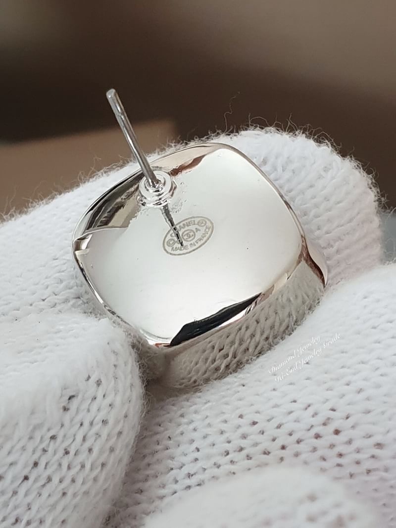Super Hi-End Quality !!!! ((งาน 1:1 เหมือนในช็อปมากที่สุดในท้องตลาด)) Chanel Earring ต่างหูชาแนลงาน 1:1 เหมือนของแท้เป๊ะๆค่ะ รับรองงานสวยมากกกกก ดูหรู ดูผู้ดีสุดๆ งานดี ตัวเรือนคุณภาพดีมากๆมากๆคะรับประกันความพอใจเลยค่ะ ตัวเรือนสีเงิน ไฮโซมากค่ะ คอนเฟิม !!