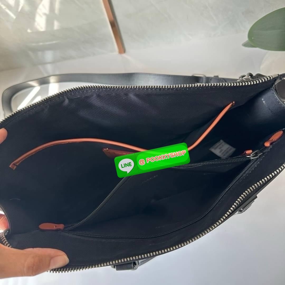 Coach Gotham Folio In Signature Canvas c2682 🔖กระเป๋าใส่เอกสาร Gotham เป็น กระเป๋าเอนกประสงค์ทำให้จัดเก็บเอกสารได้อย่างเรียบง่าย 🔖วัสดุ: แคนวาสตัดหนังแท้ 🔖เปิด-ปิดแบบซิป ด้านบน ภายในมีช่องแยกใส่เอกสารมีพื้นที่สำหรับใส่แล็ปท็อปขนาด