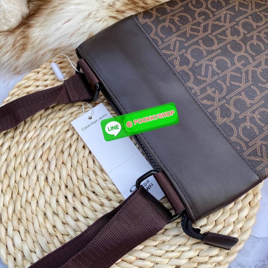 CALVIN KLEIN JEANS CROSSBODY BAG กระเป๋าสะพาย Ck Jeans รุ่น Limited Edition น่าสะสมค่ะ ลายแบรนด์เป็นซิกเนเจอร์รอบใบ เปิด-ปิดด้วยซิป ด้านในโล่งกว้างมีช่องซิปและช่องใส่ของจุกจิก ด้านหลังมีช่องซิปเก็บของอีก 1 ช่อง ขนาดกำลังดีใส่มือถือได้ทุกรุ่น สายสะพายปรับไ