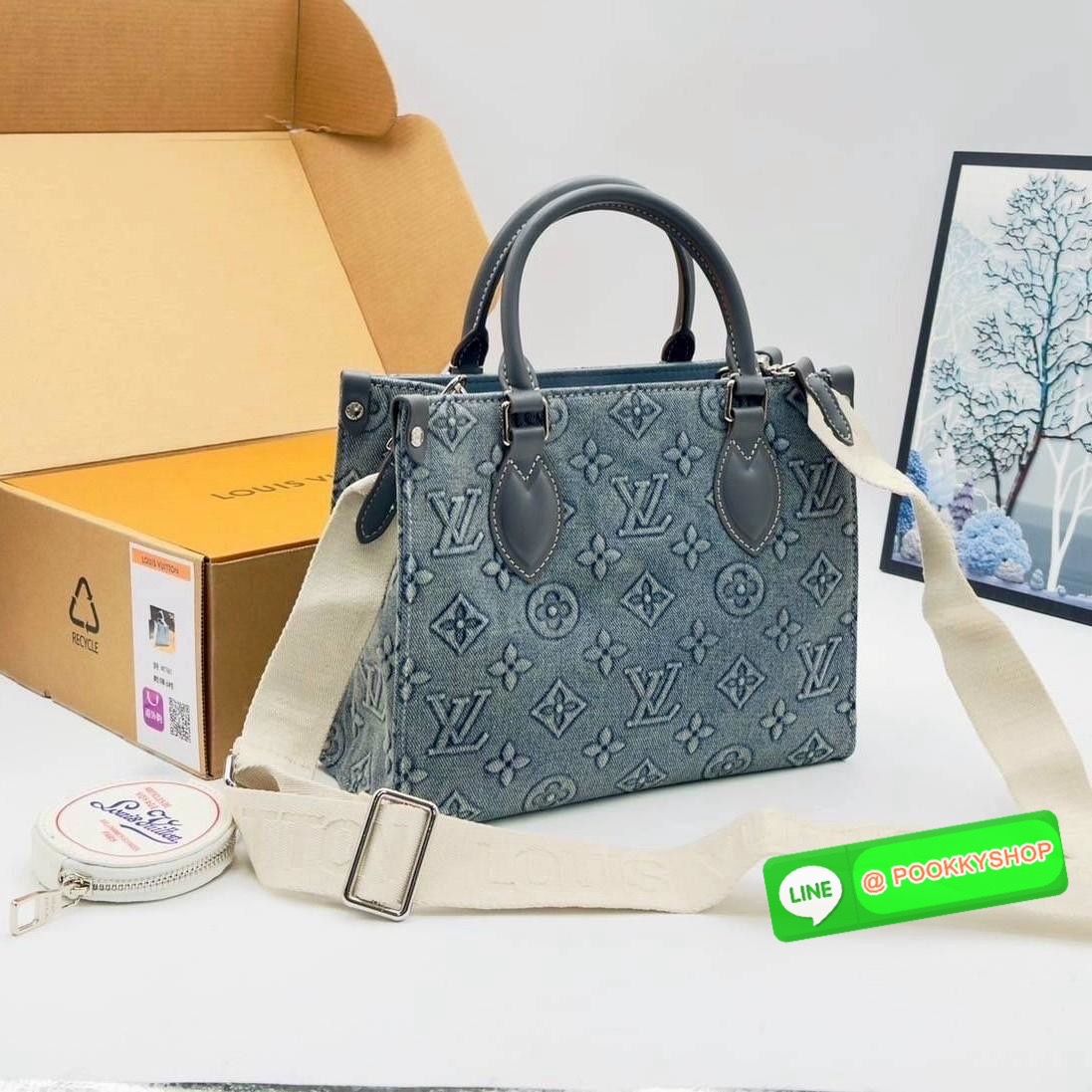 🕊️ LV Onthego Denim Vintage Tote Bag กระเป๋าทรงโท้ทเดนิมสไตล์วินเทจ รุ่นใหม่ปั้มลายโมโนแกรมบนเดนิมสุดไอคอนิก ที่ใครเห็นต้องเป็นคลั่งรัก ผู้ดี หรูหราได้ทุกลุค ทุกสไตล์ มาพร้อมหูจับในตัวภายในโล่งกว้างมาก จุของได้แบบสบายๆ จะโอกาสไหนๆ ก็หยิบมาใช้ได้แบ