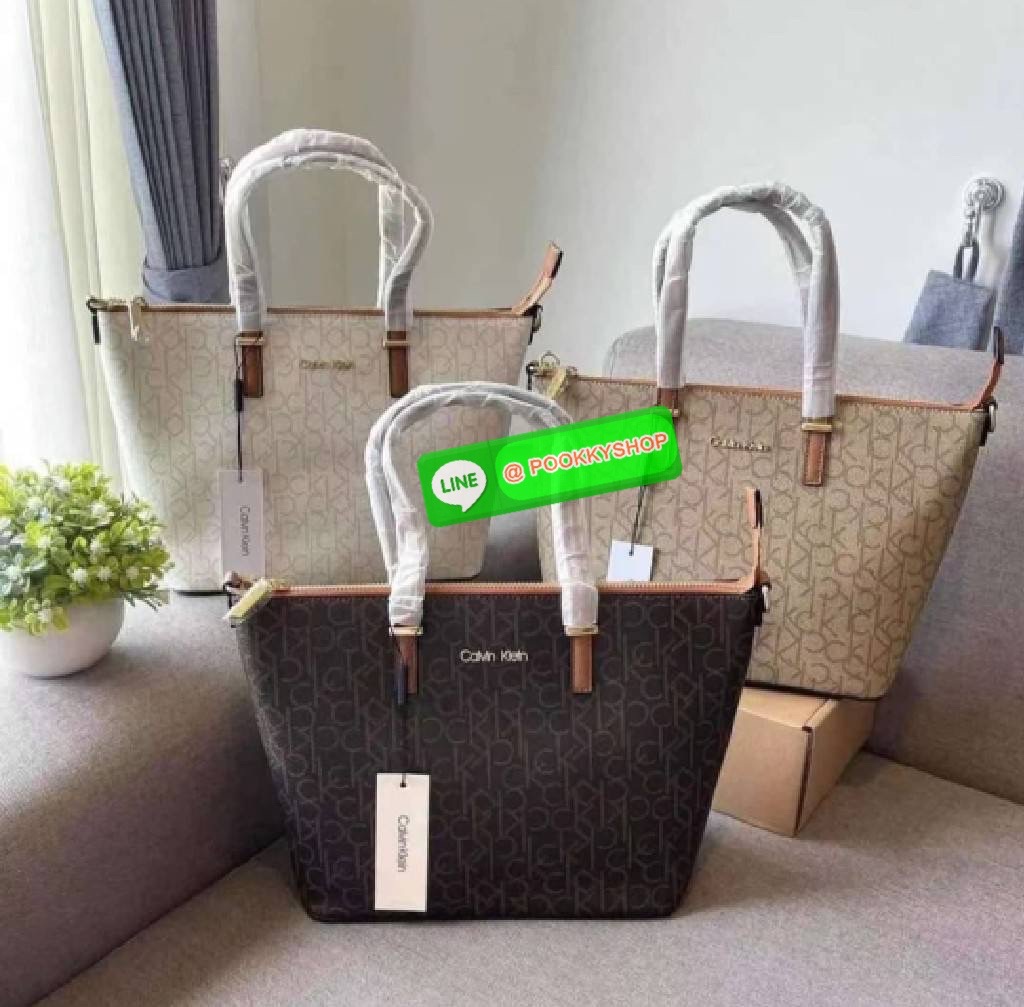 กระเป๋าทรงช้อปปิ้ง จากแบรนด์ Calvin Klein หนังดี ทรงสวยมาก มาพร้อมสายสะพายหนัง ถอดได้ ปรับระดับได้ เปิดปิดด้วยซิปบน ภายในโล่งกว้าง ซับในอย่างดี มี 1 ช่องซิป และ1 ช่องเล็ก