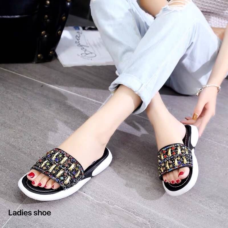 รองเท้าแตะชั่นนำเข้าสไตล์เกาหลี วัสดุพื้PU นุ่มน้ำหนักเบา ทรงสวมหนังแต่งอะไหล่วิ้งๆ ใส่ลำลองสบายๆขับผิวแมทง่าย