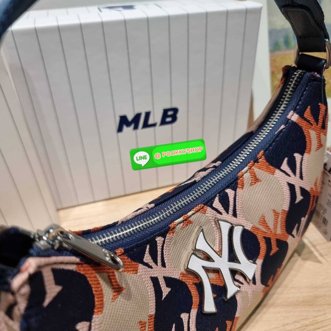 MLB MONOGRAM HOBO BAG สวยไม่ซ้ำ ใหม่ก่อนใคร กับแบรนด์จากเกาหลีเกาใจ น้องใหม่มาแรง!! กับกระเป๋าทรงพอช ที่ใช้งานได้ง่ายมากๆ ขนาดกำลังดี ดีไซน์ลวดลายโมโนแกรมเอกลักษณ์ ลงบนผ้า jacquard ได้อย่างลงตัวและสวยงาม มาพร้อมสายคล้องในตัว และสายครอสแบบสปอร์ต ทนทาน จึงส