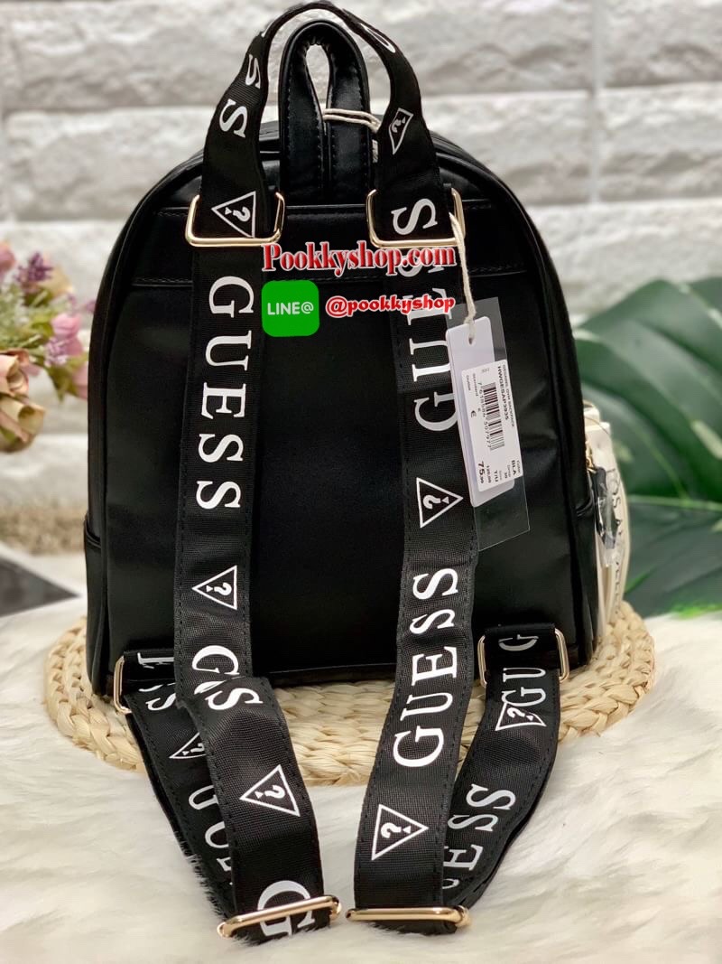 New !! GUESS GESABEL GYM BACKPACK กระเป๋าสะพายหลังได้//สะพายข้างได้ วัสดุหนังนิ่ม น้ำหนักเบา รูปทรงน่ารักมากๆค่ะ ด้านหน้ามีช่องซิปหนึ่งช่อง เปิดปิดกระเป๋าด้วยซิป มีพวงพู่แบรนด์ห้อยเพิ่มความเก๋เข้ามาให้ด้วย พวงพู่สามารถถอดแยกออกได้ด้วยค่ะ ภายในกระเป๋าโล่งก